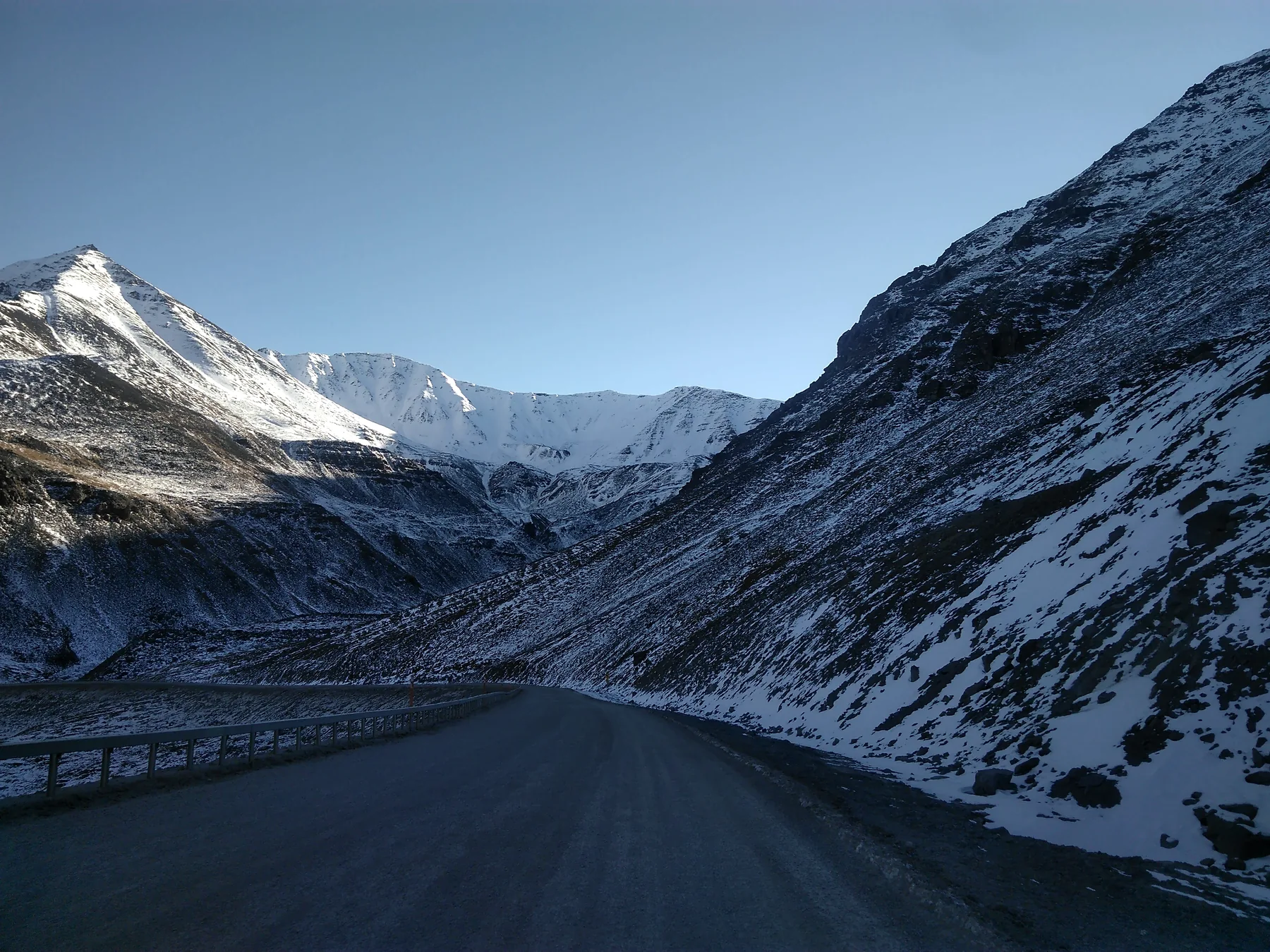 Carretera entre montañas nevadas durante el viaje